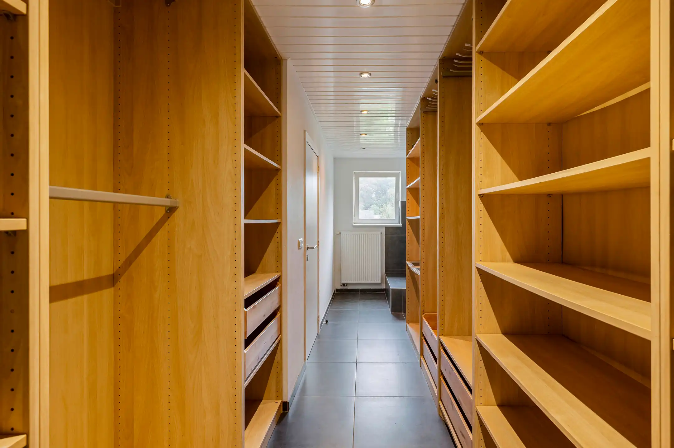 Ruime en lichtrijke gezinswoning met 3 slaapkamers, dressing bureau en aangename tuin foto 19