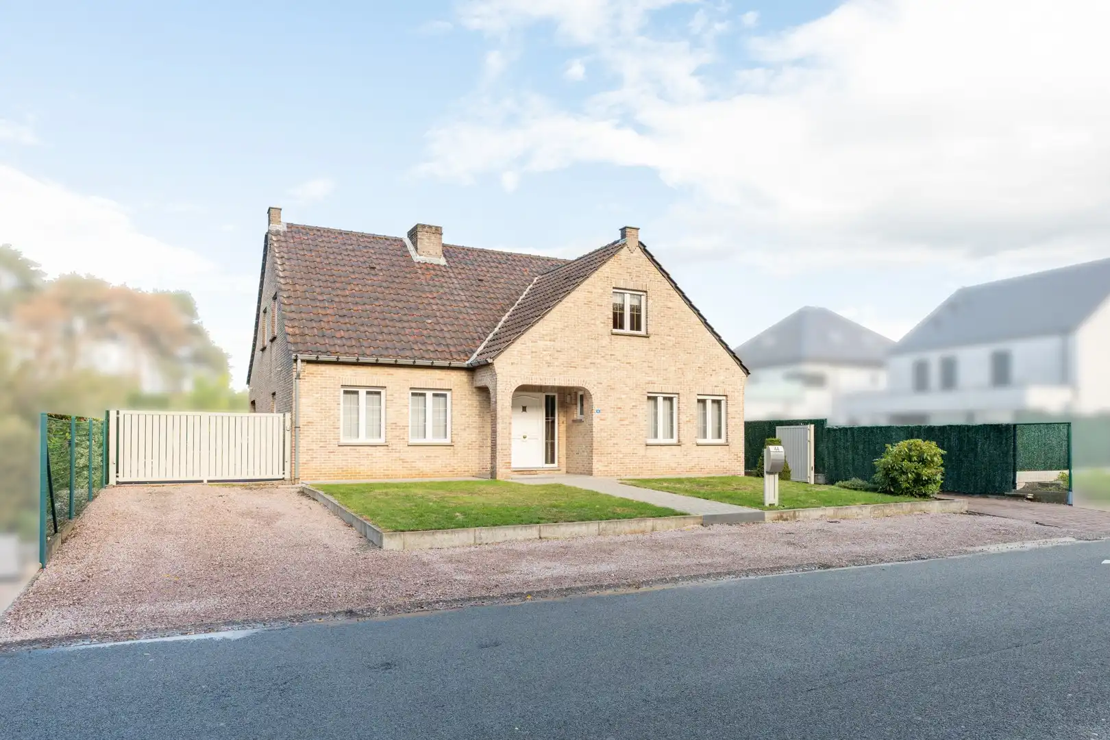 Ruime vrijstaande gezinswoning met 4 slpks te Maasmechelen foto 2