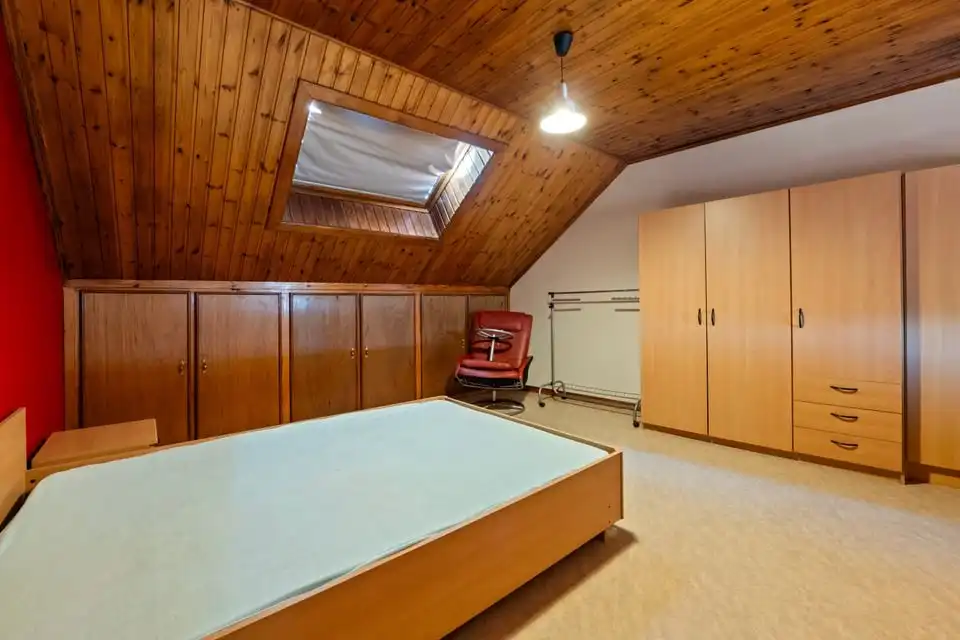 Ruime renovatiewoning met veel potentieel foto 40