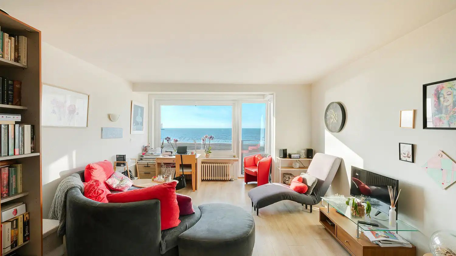 Ruim 2-slaapkamerappartement met frontaal zeezicht op een gegeerde ligging aan de Zeedijk. foto 4