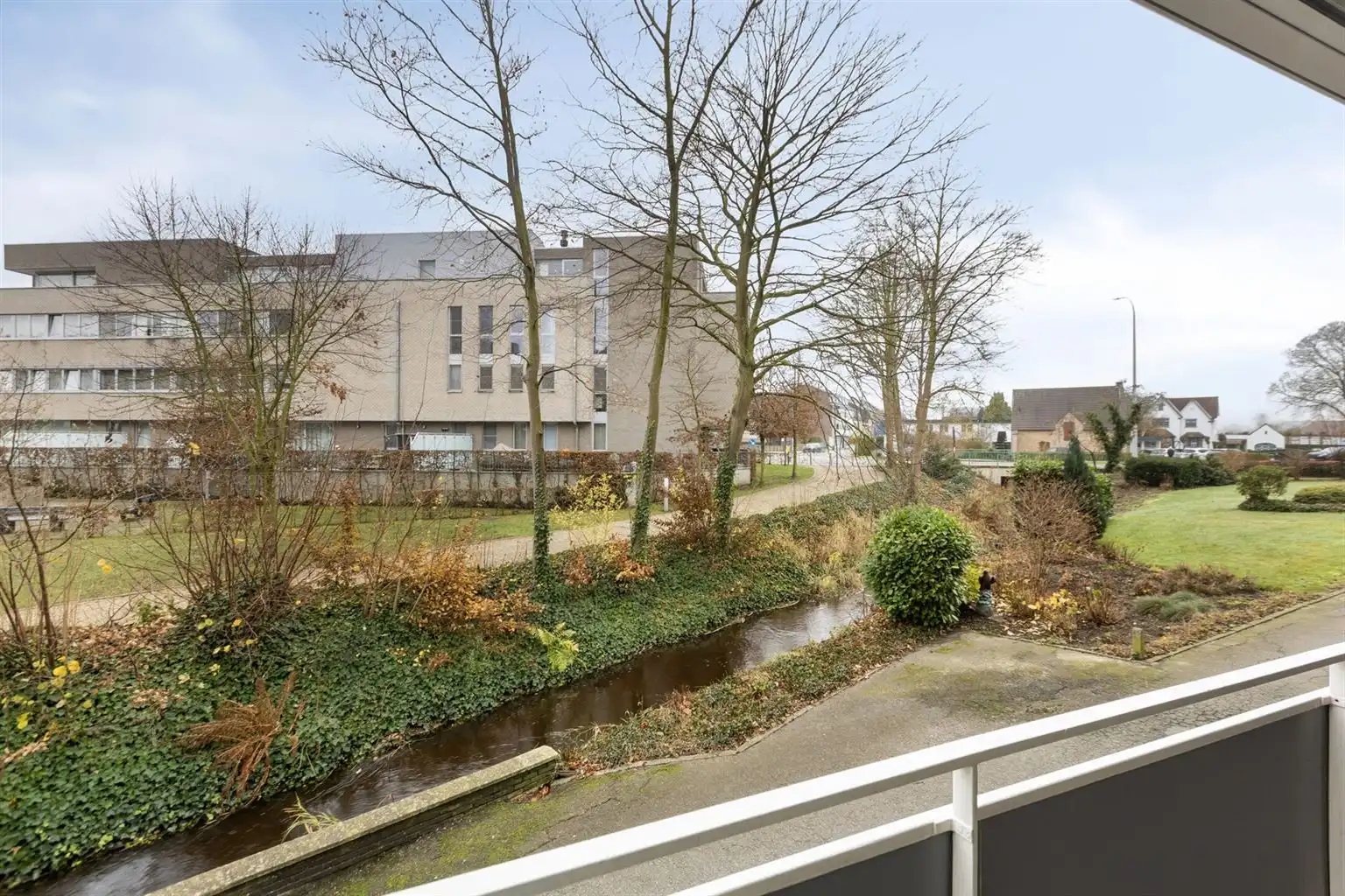 Ruim gelijkvloers 2-slaapkamer appartement met overdekt terras, ondergrondse autostaanplaats en aparte berging, gelegen vlakbij het centrum van Maaseik. foto 26