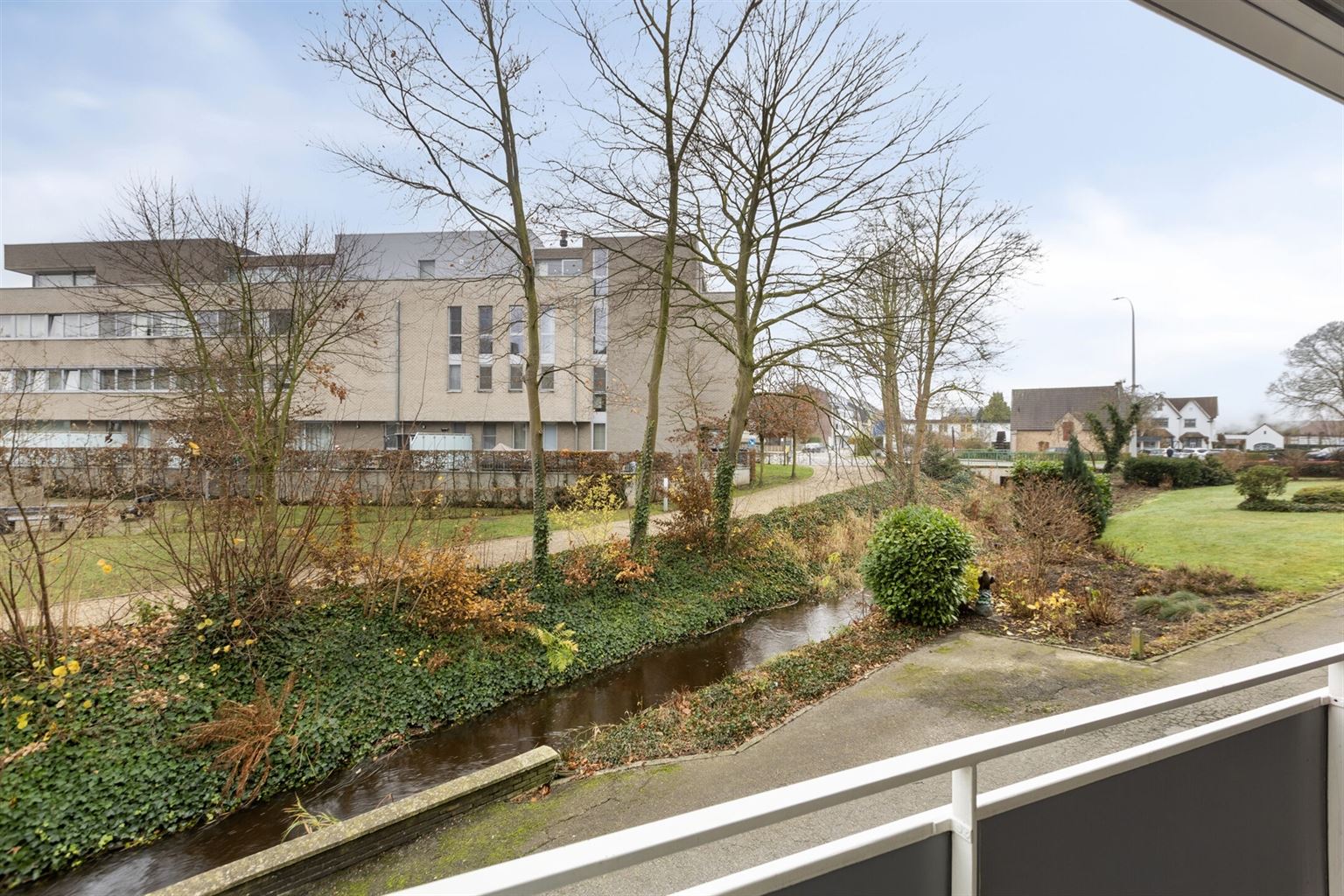 Ruim gelijkvloers 2-slaapkamer appartement met overdekt terras, ondergrondse autostaanplaats en aparte berging, gelegen vlakbij het centrum van Maaseik. foto 26