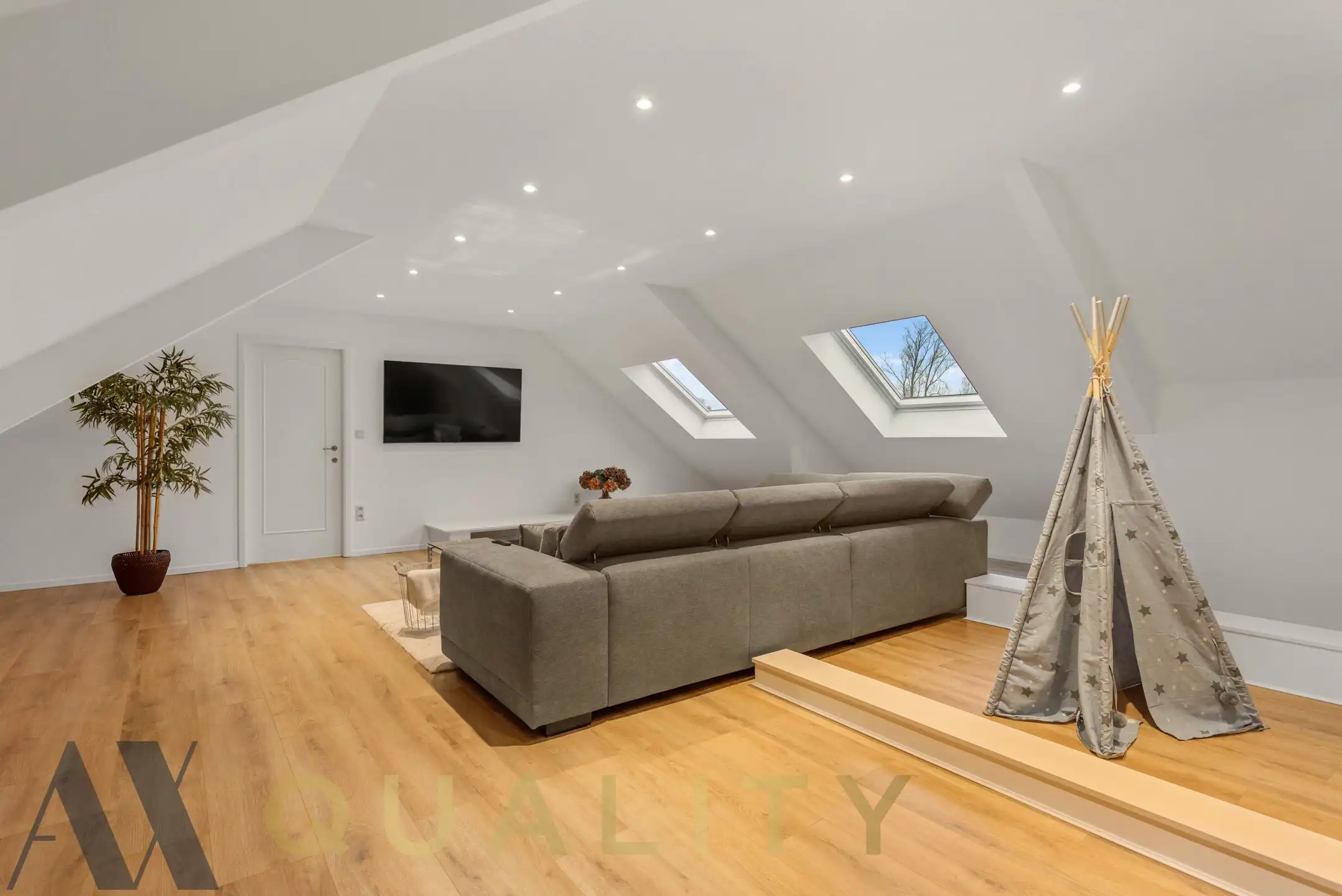 Unieke volledig gerenoveerde Villa met 5 slaapkamers, 2 badkamers, garage, groot terras, ruime tuin, zwembad, fitnessruimte en oprit op een terrein van 16 are 80 ca foto 11