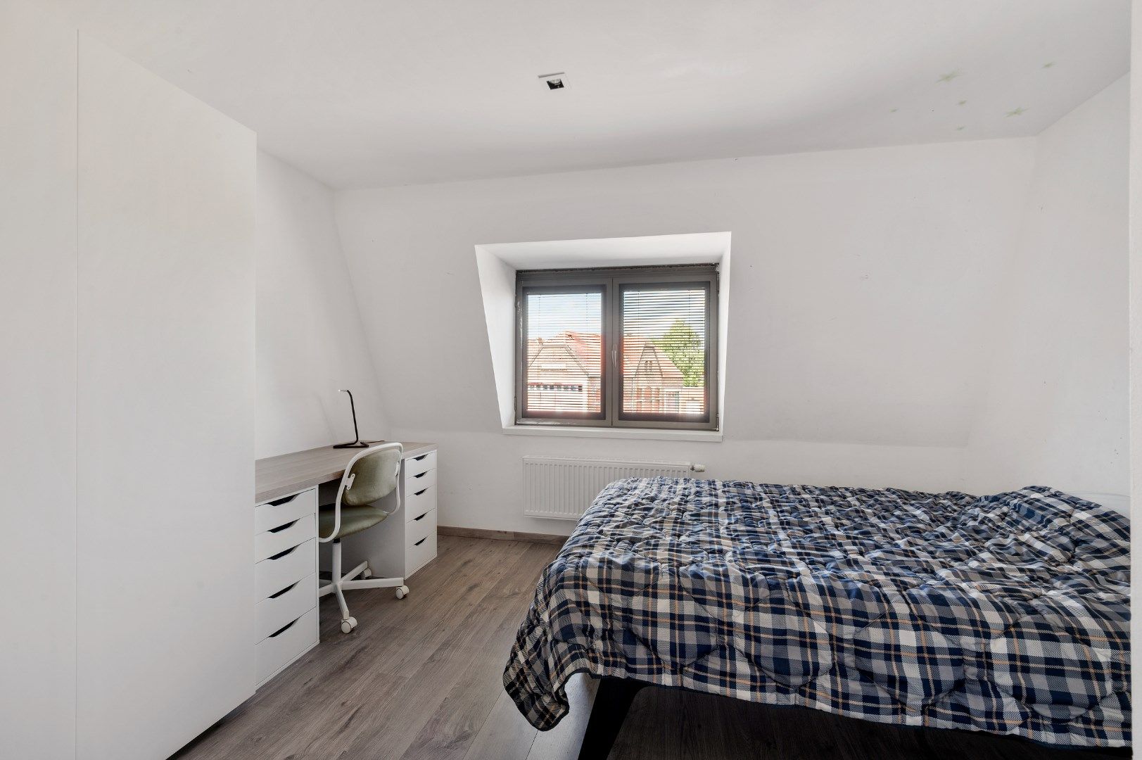 ENERGIEZUINIGE WONING MET 3 SLPKS, TOPAFWERKING EN GROTE TUIN foto 19