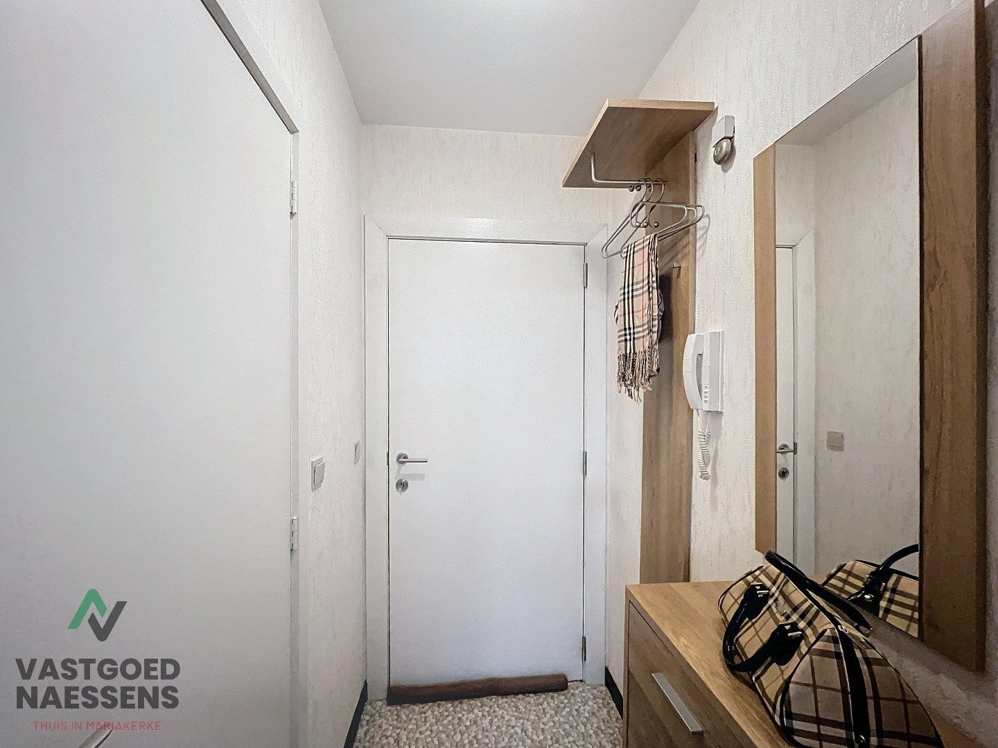INSTAPKLARE GEMEUBELDE STUDIO MET BERGING VLAKBIJ ZEEDIJK foto 8