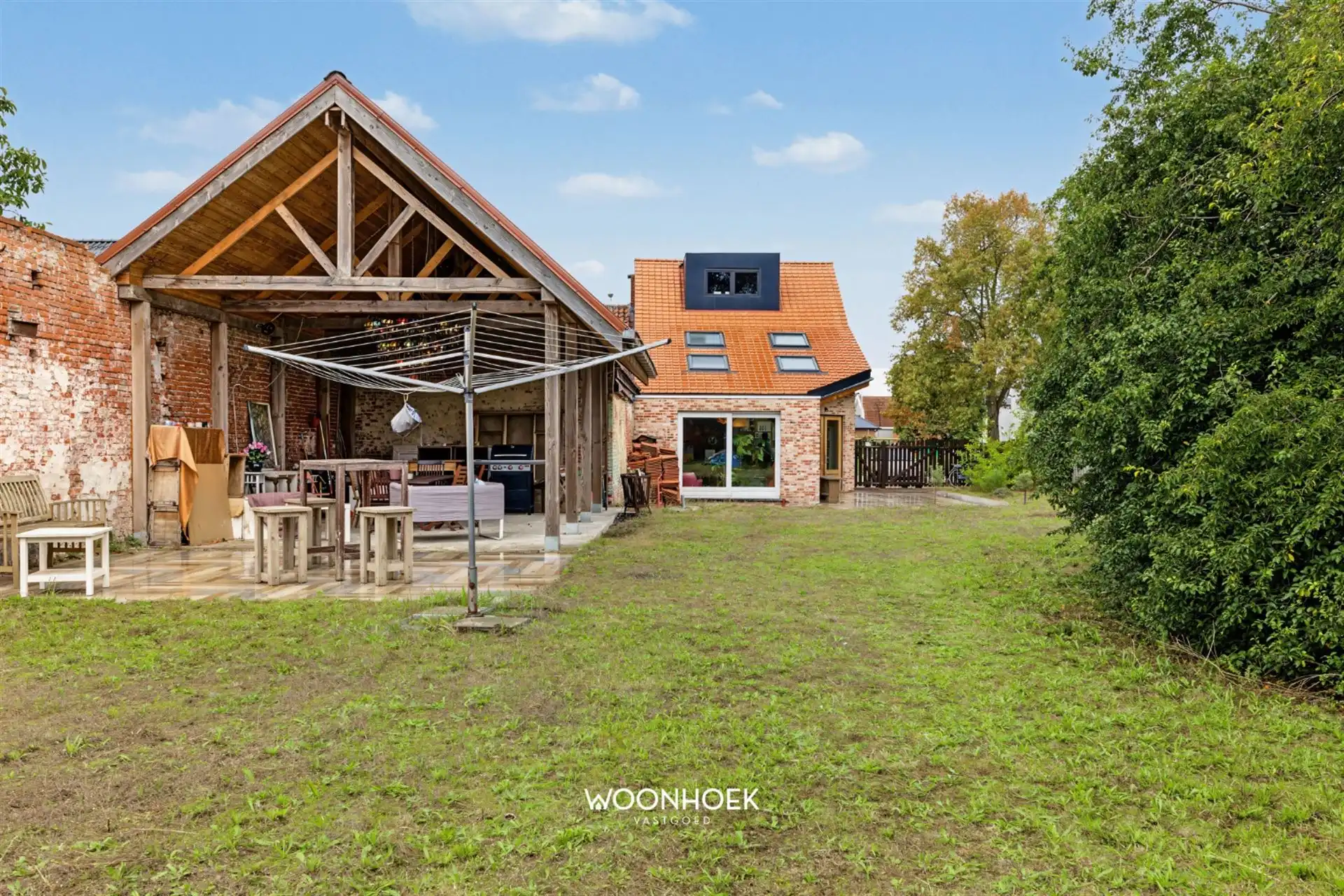 Halfopen bebouwing op een royaal perceel van 1.595 M² foto 2