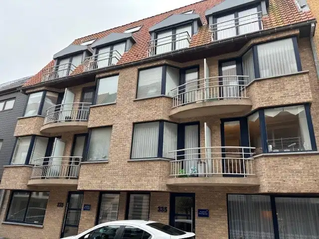 Instapklaar appartementje gelegen in de winkelstraat van Bredene duinen foto {{pictureIndex}}