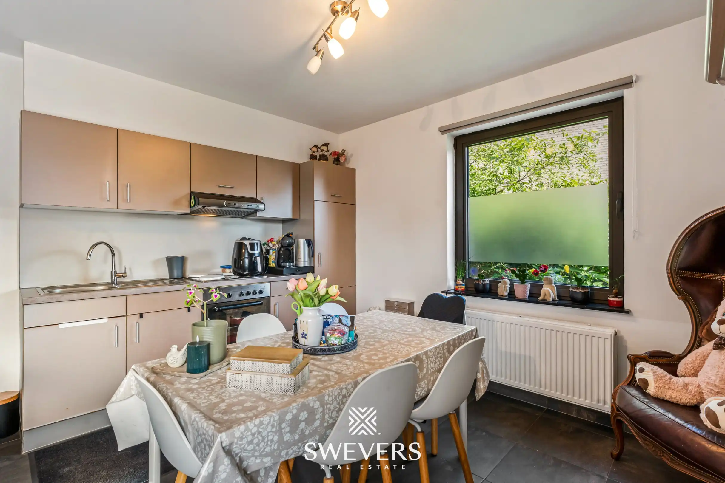 Instapklare gelijkvloerse studio met aparte slaapkamer, terras en parking in Geel foto 10