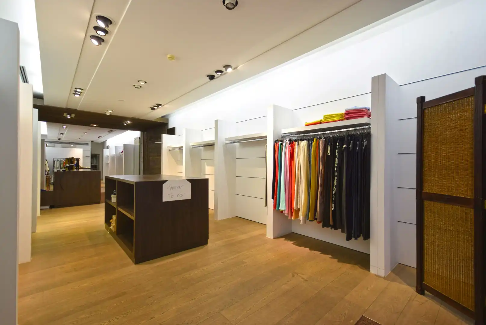 HANDELRUIMTE MET MAGAZIJN IN HET STADSCENTRUM VAN ROESELARE  foto 5