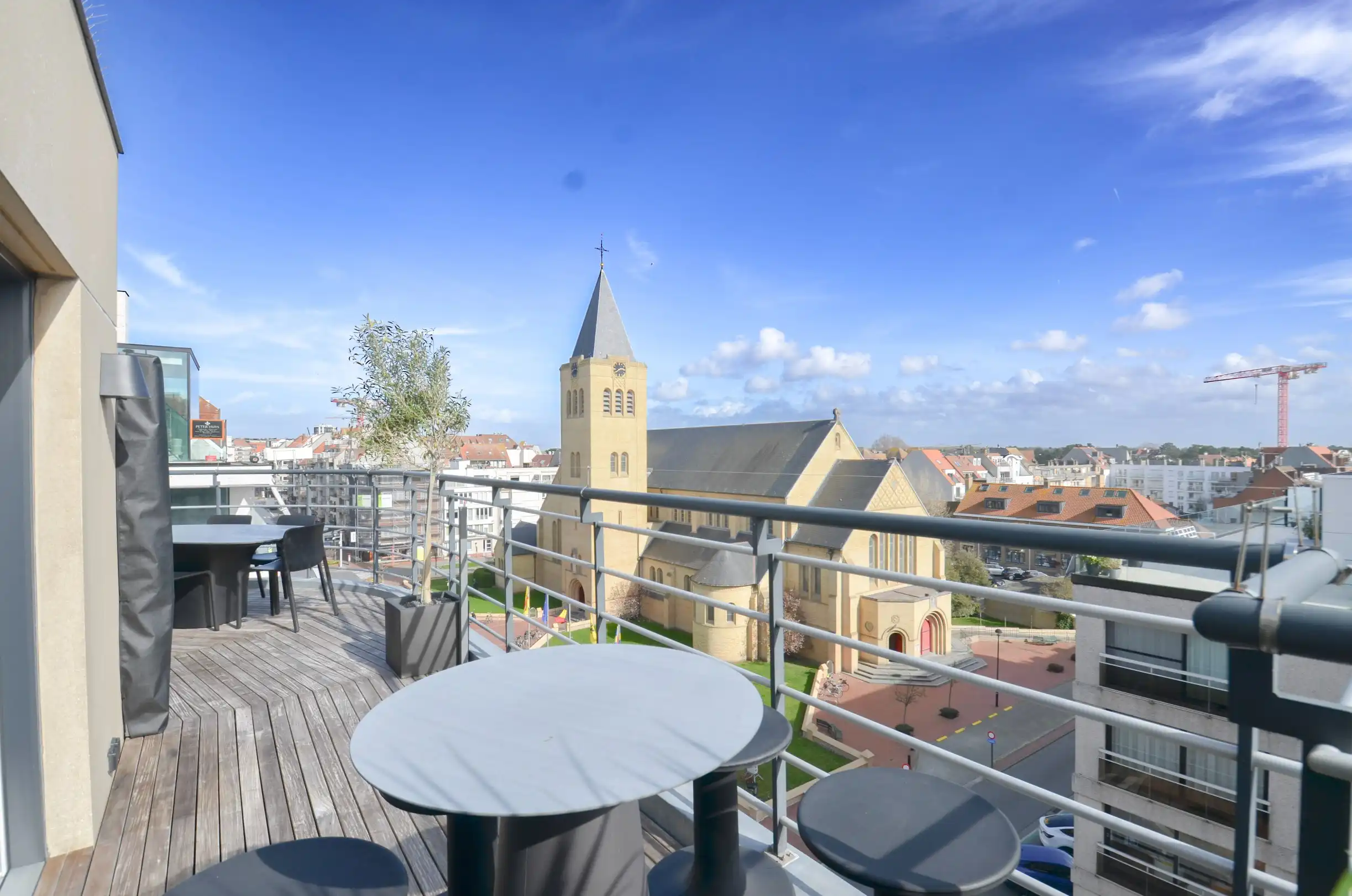 Uniek duplexappartement/penthouse met een weids uitzicht. foto {{pictureIndex}}
