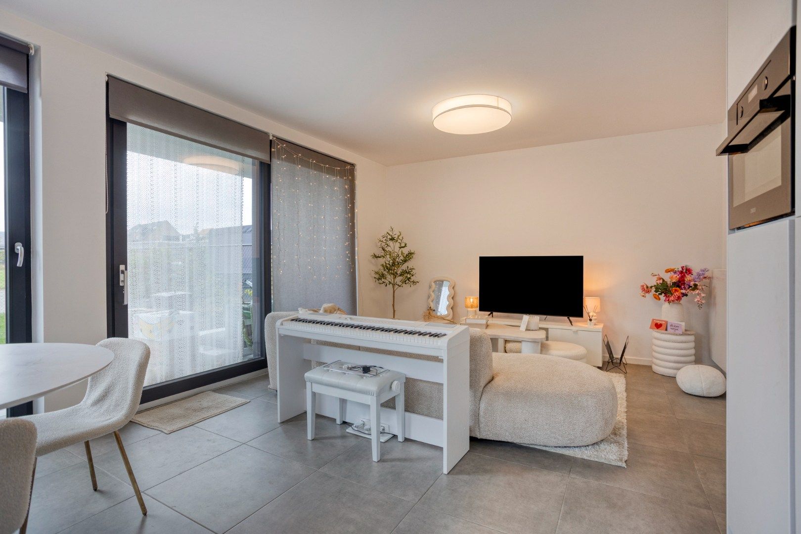 Instapklaar gelijkvloers appartement met 2 slpks en ruime tuin gelegen in Geel !  foto 3