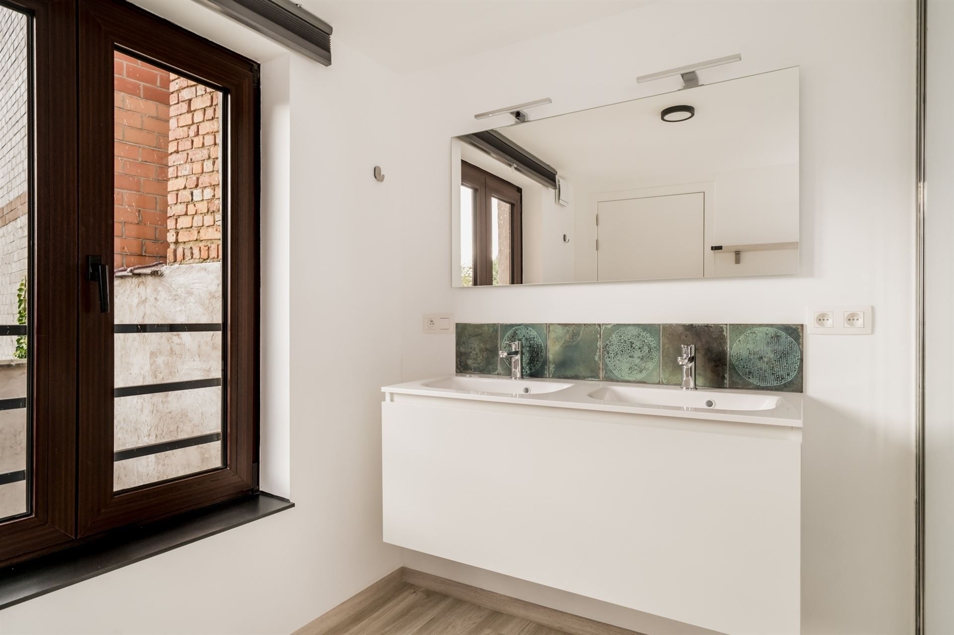Ruime, volledig gerenoveerde woning met 3 slpk., 2 badk. & koer foto 9