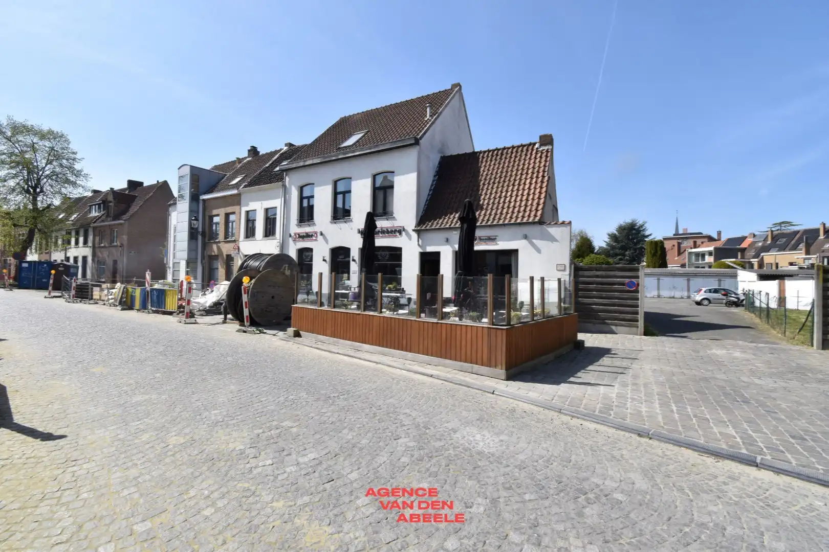 Handelspand bestaande uit eethuis met café en privé woonst foto {{pictureIndex}}