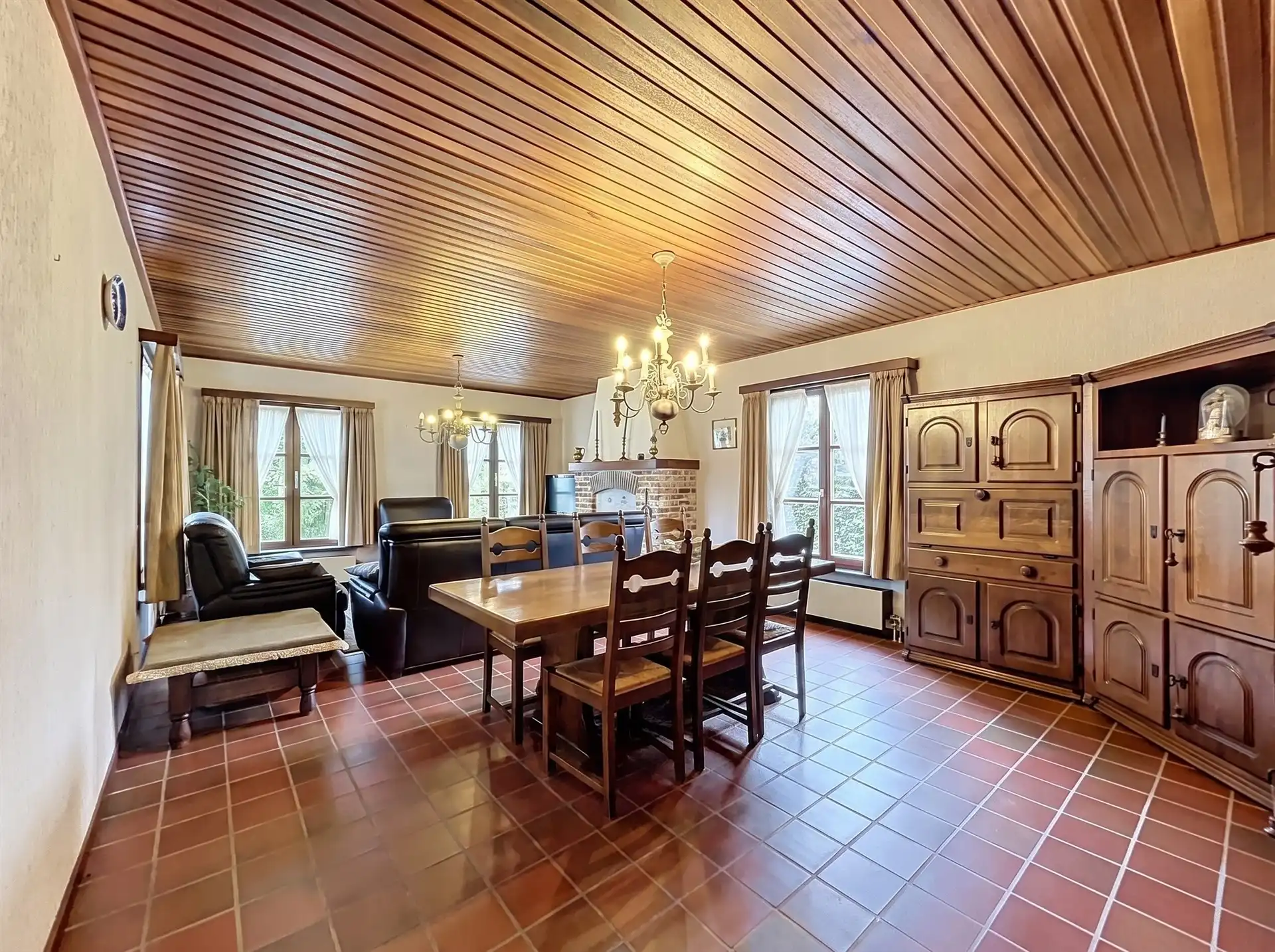 open bebouwing met 3 slaapkamers en garage op perceel van 1808m² foto 3