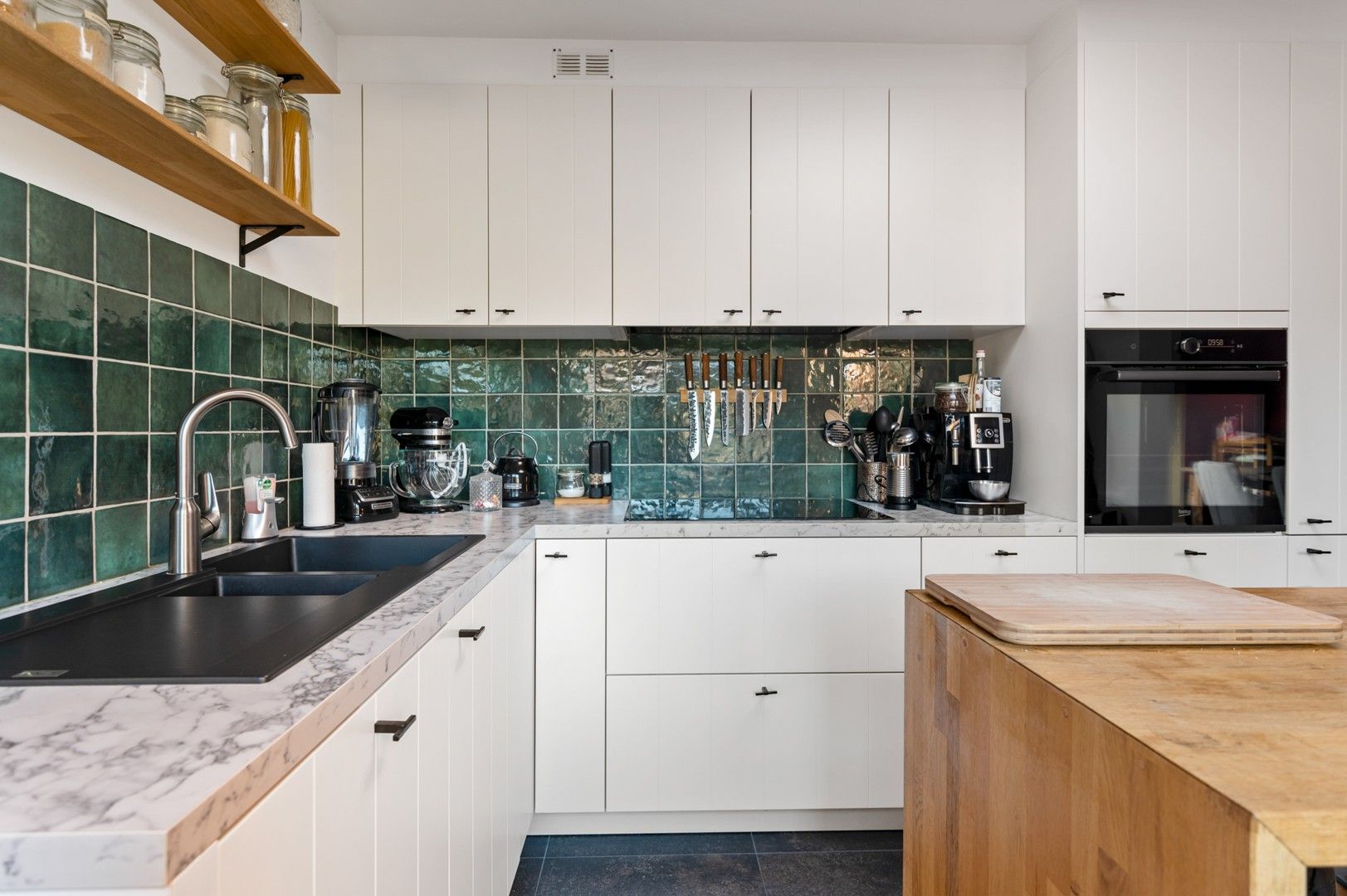 Recent totaal gerenoveerde instapklare woning (EPC A) met zonnige tuin en garage! foto 9