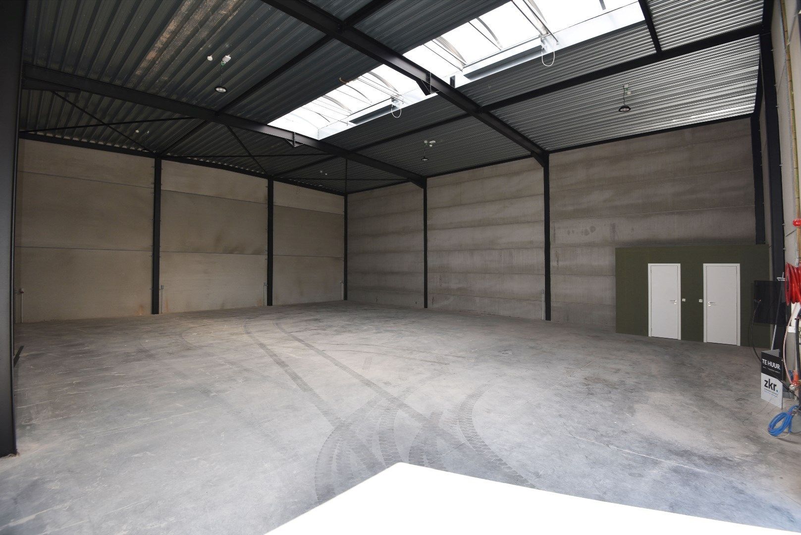 Goed gelegen nieuwbouw KMO-unit 267m² te Eeklo foto {{pictureIndex}}