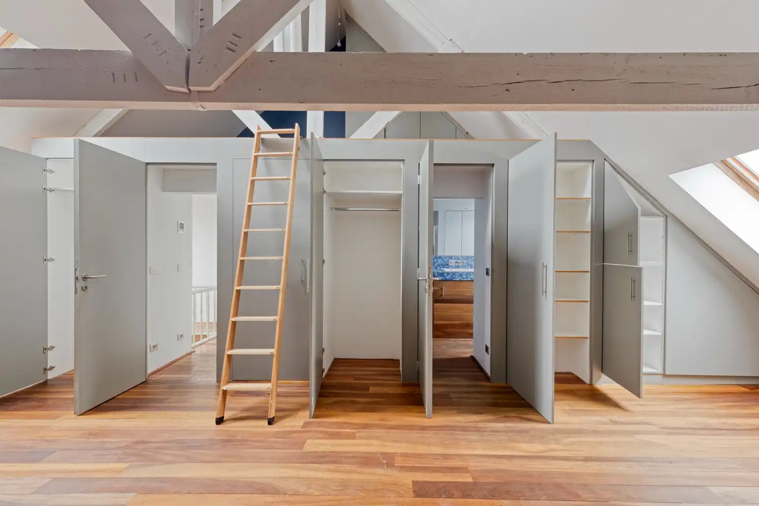 Karaktervol duplexappartement in authentiek herenhuis nabij de Coupure. foto 9