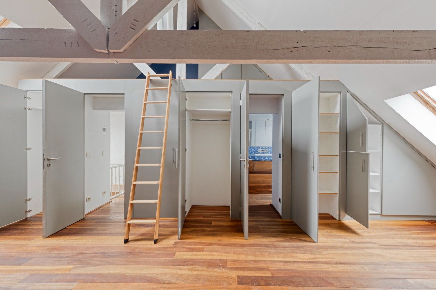 Karaktervol duplexappartement in authentiek herenhuis nabij de Coupure. foto 9