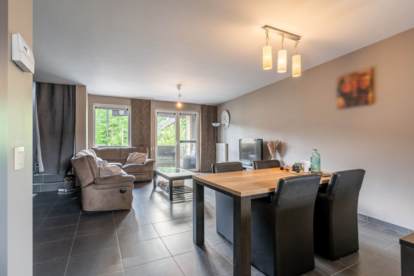 - IN OPTIE - Ruim en degelijk duplexappartement met drie slaapkamers, terras en autostandplaats in de dorpskern van Beverst foto 2
