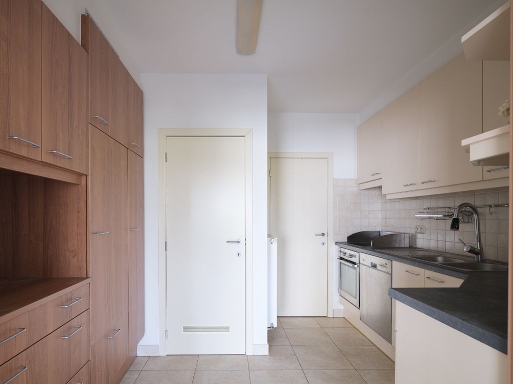 Licht op te frissen appartement met 3 slaapkamers en aangenaam terras met prachtig en open zicht over de Leie. Mogelijkheid tot aankoop autostaanplaats. foto 8