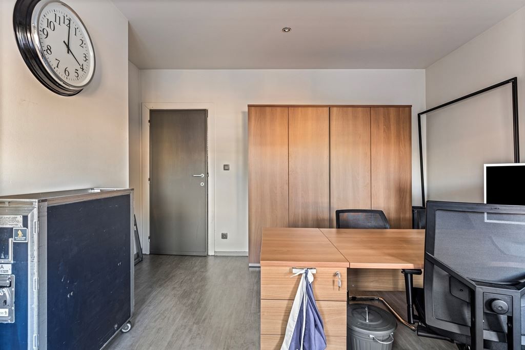 Polyvalent, gerenoveerd appartement met eventuele kantoorruimte! foto 17