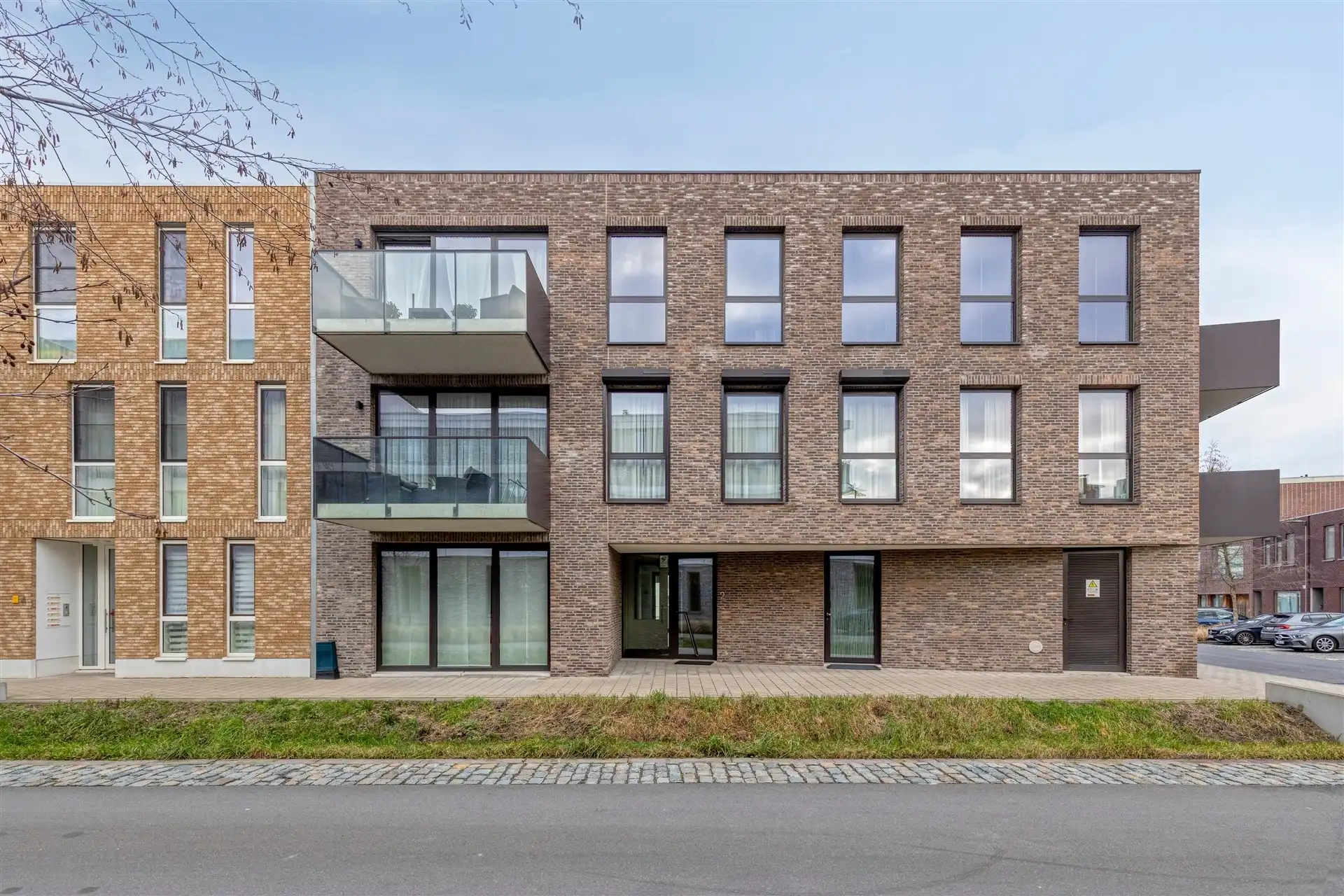 Instapklaar, energiezuinig 2 slaapkamer appartement (83m²) met terras, gem. tuin en autostaanplaats. foto {{pictureIndex}}