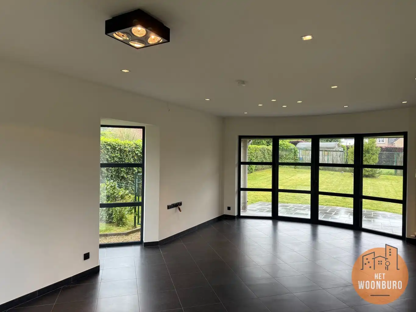 Woning halfopen bebouwing met garage, ruime kelder en tuin foto 5