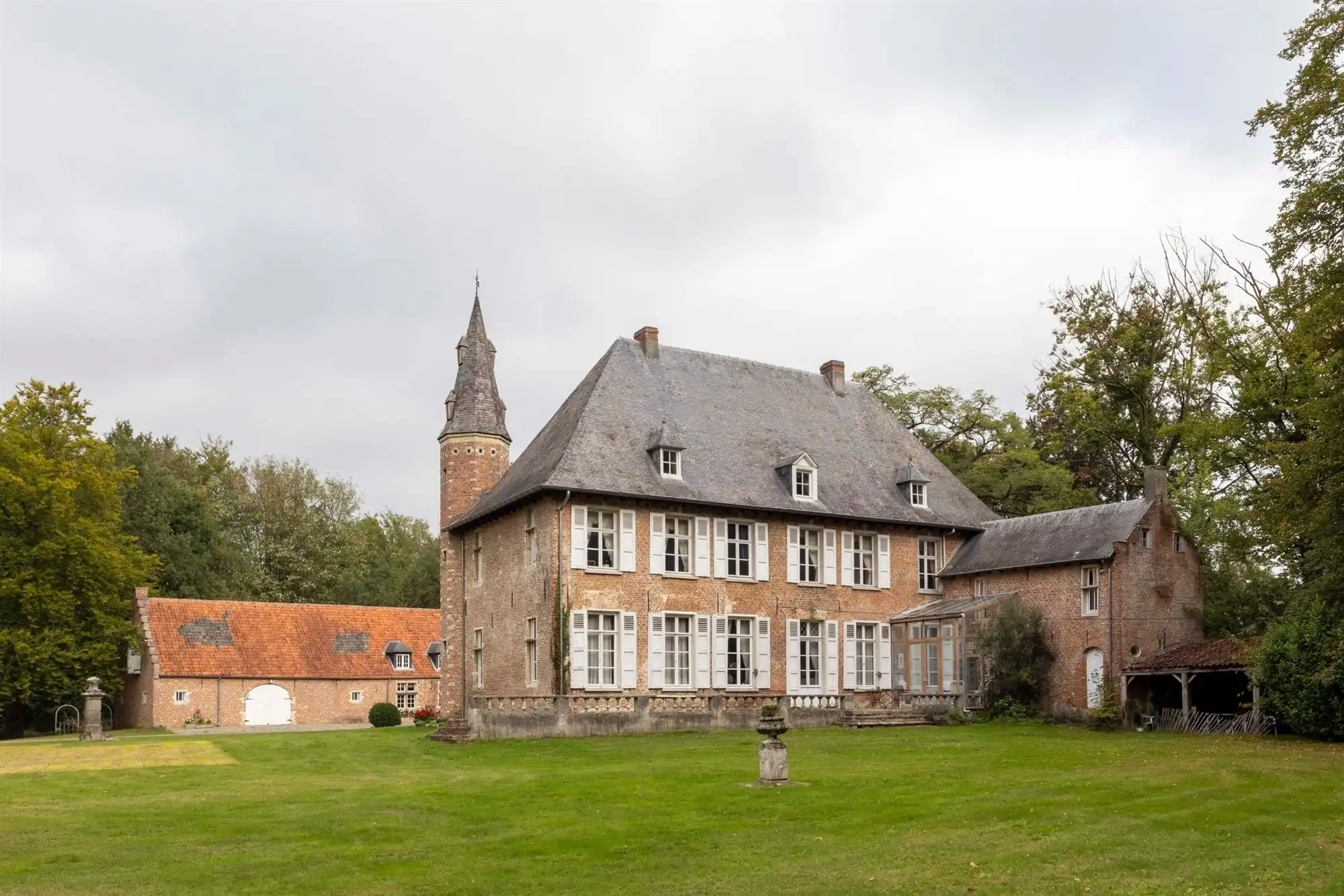 Kasteelhoeve op uniek perceel en oneindig potentieel foto 2