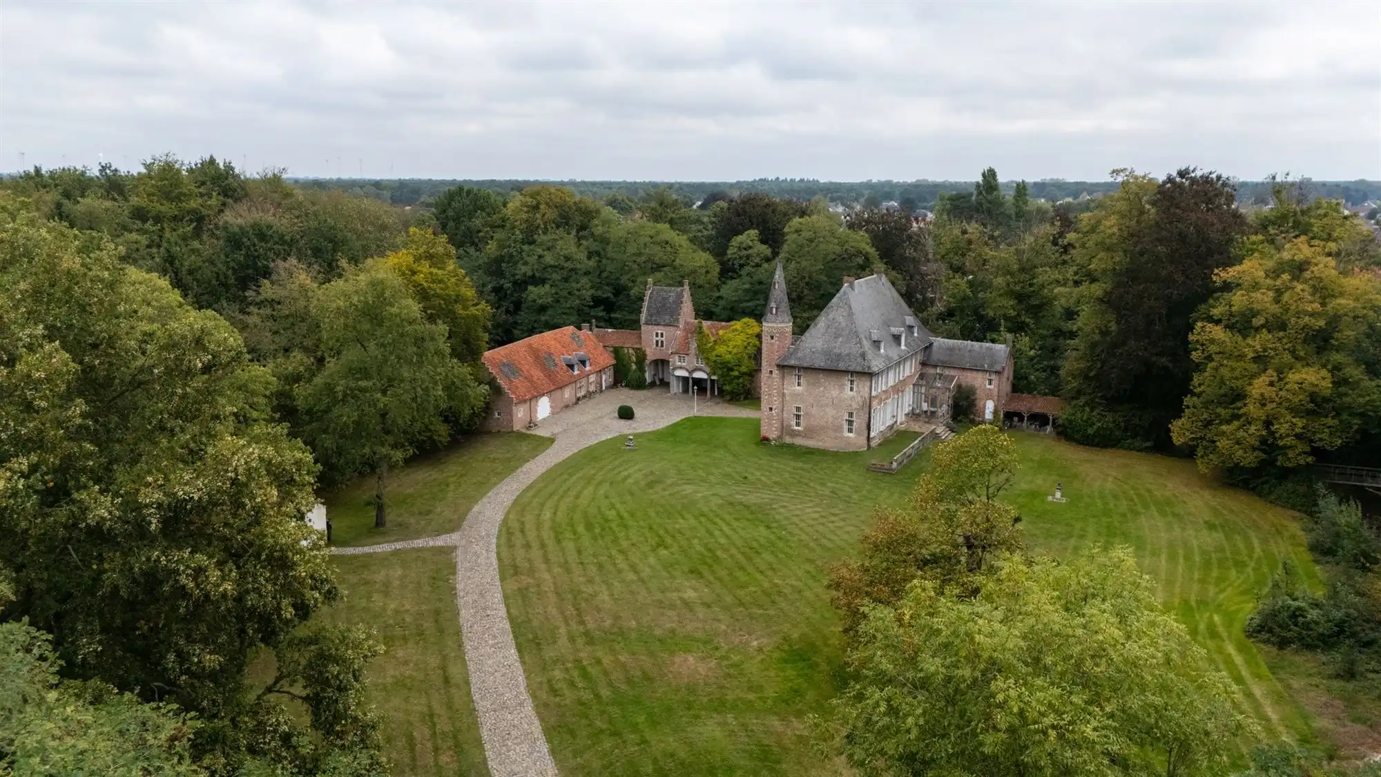 Kasteelhoeve op uniek perceel en oneindig potentieel foto 2