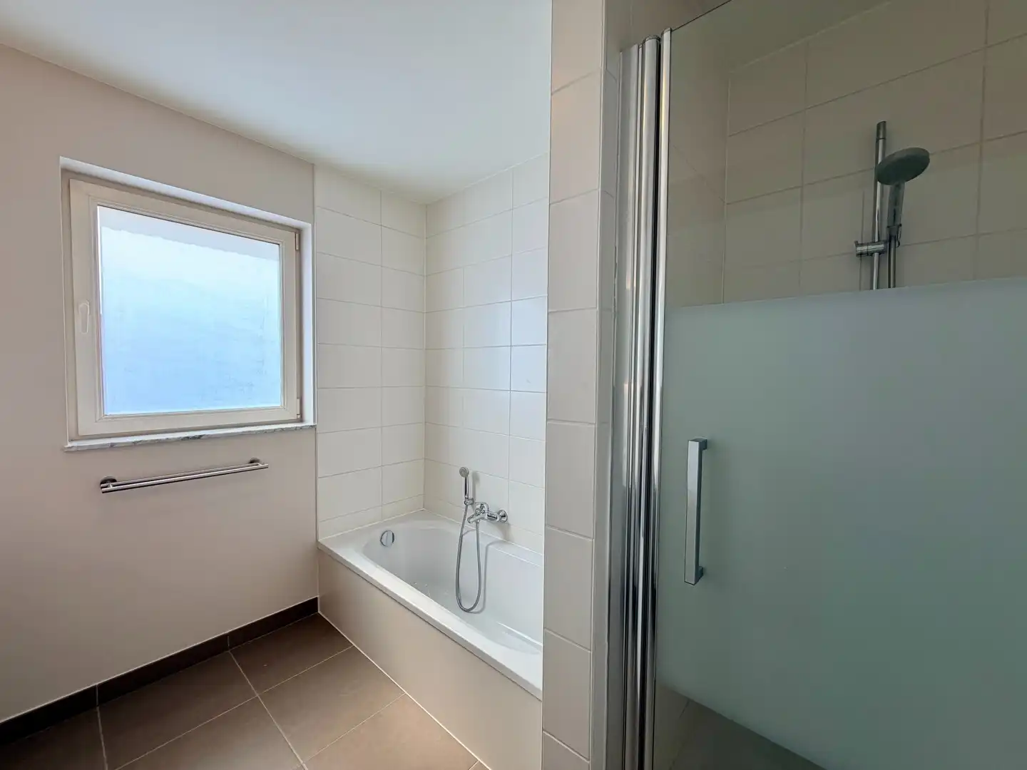 Modern appartement met 2 slaapkamers, terras en garage op centrale ligging te Wakken! foto 11