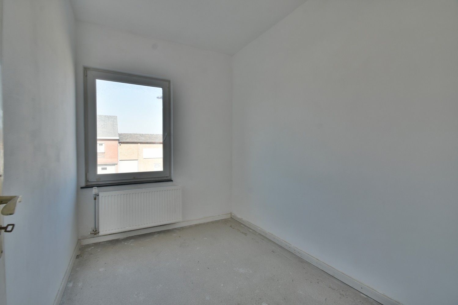 Ruime gerenoveerde woning met maar liefst 7 slaapkamers en handelsmogelijkheden op een gunstige locatie nabij Maastricht foto 15