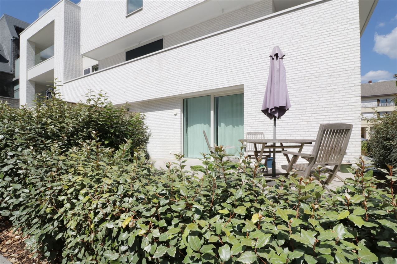 Gelijkvloers app. met twee slpk, ruim terras en autostaanplaats in centrum foto 2