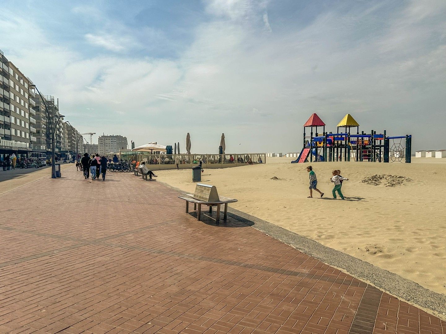 Instapklare studio nabij de dijk, het strand en de zee. foto 7