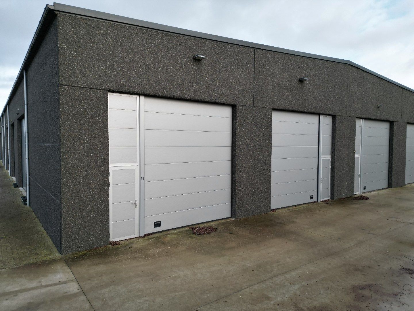 Praktische bedrijfsloods met dubbele poort te huur foto 2