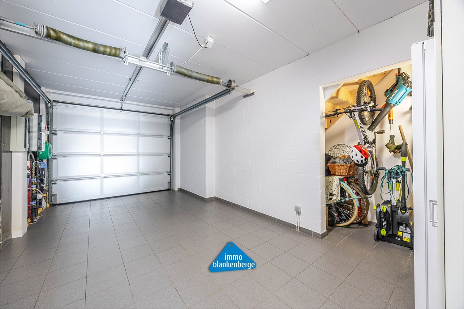 Recente halfopen woning met kwaliteitsafwerking in Oedelem foto 9