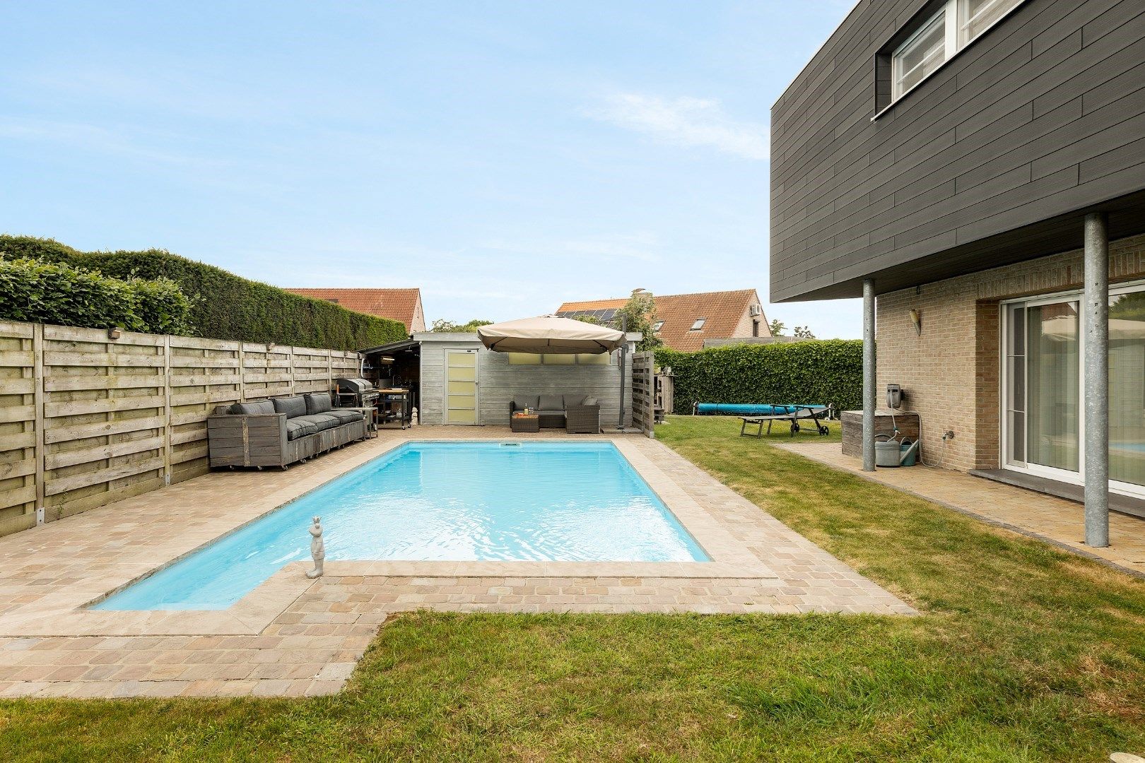 KANTOOR/PRAKTIJK + WOONST MET TUIN EN ZWEMBAD foto 9