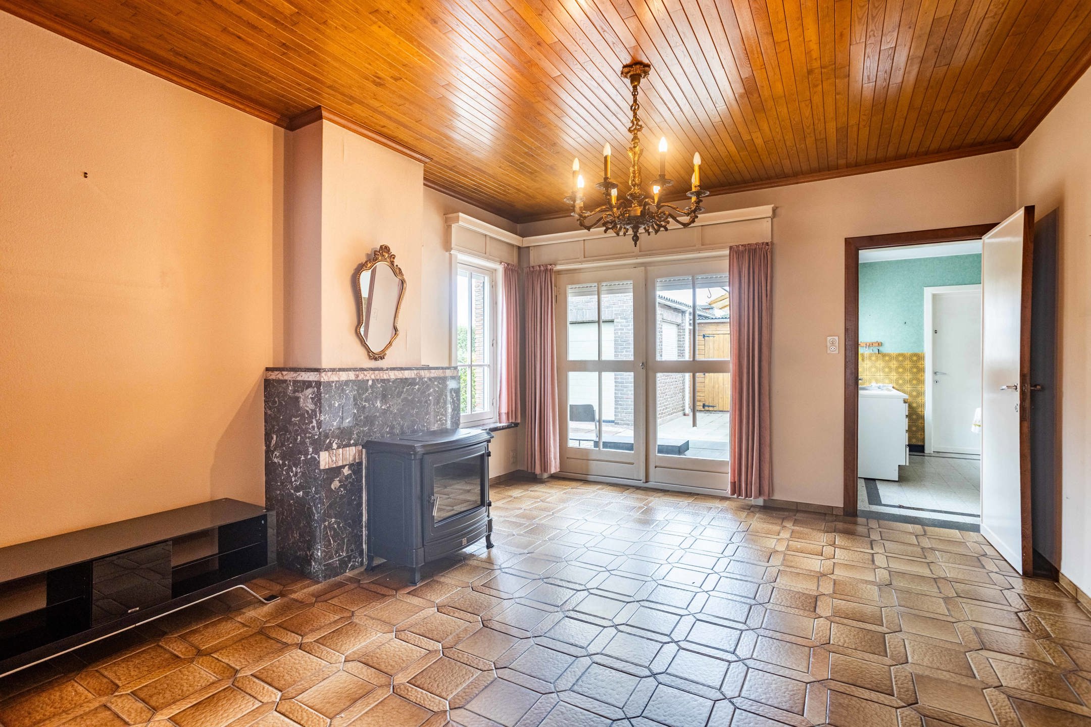 Te renoveren solide woning met garage op uitstekende locatie foto 9