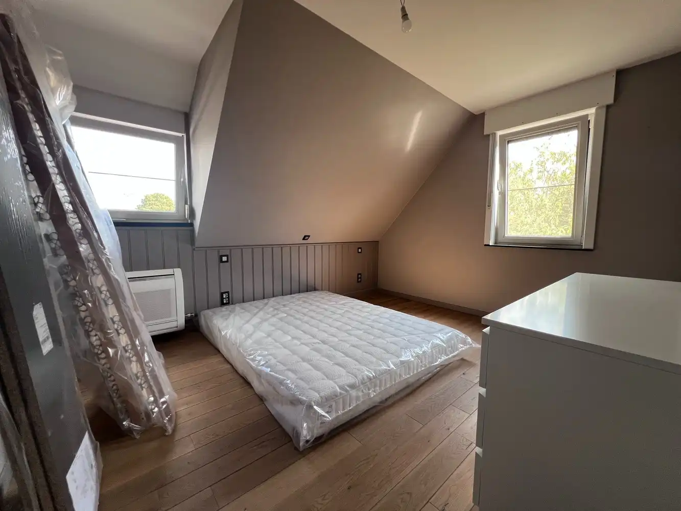 Rustig gelegen instapklare woning met 3 slaapkamers en 2 garages. foto 6