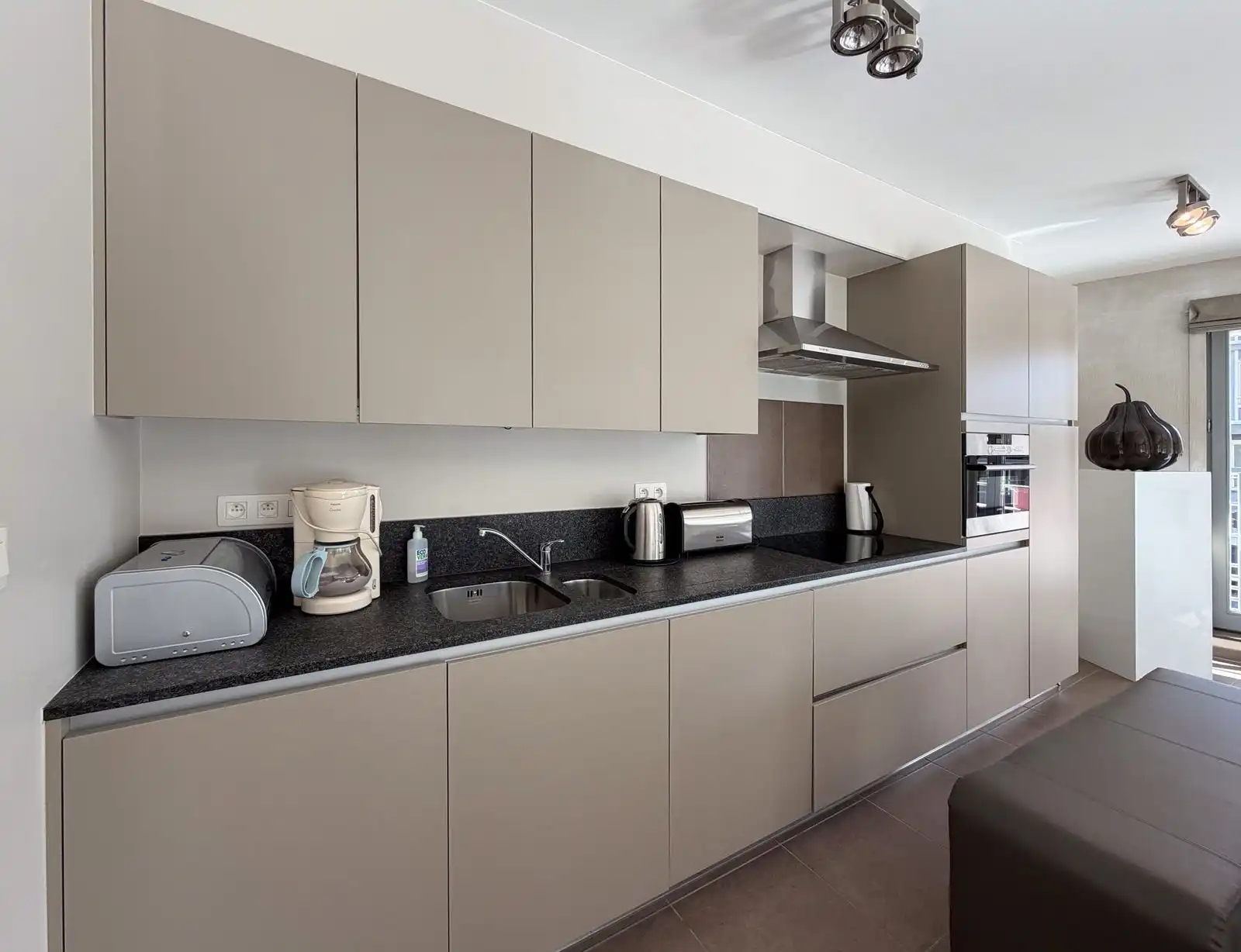 Lichtrijk hoekappartement met 1 slaapkamer in hartje Oostende foto 4