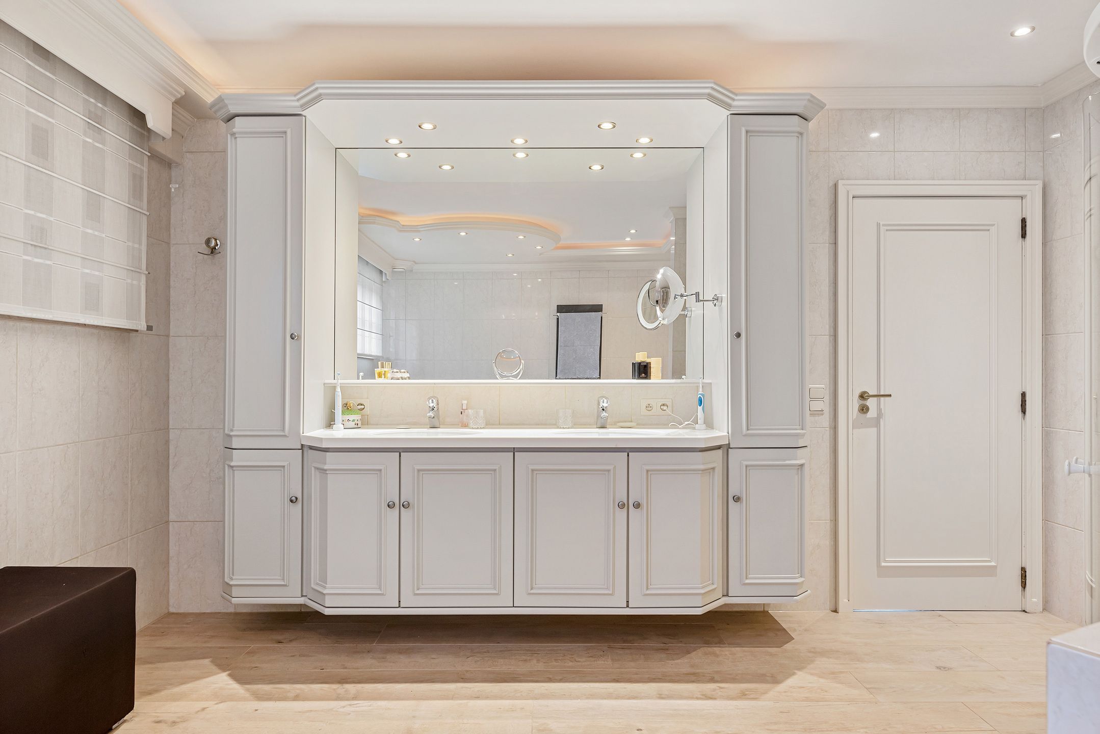 Rietgedekte villa met bijgebouw in Engelse stijl op 3.080m² foto 16