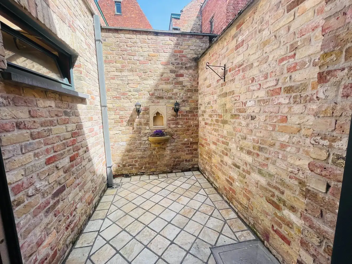 Brugge centrum, in charmante rustige straat,  NETTE KARAKTERVOLLE KNUSSE STADSWONING met patio en 2 ruime slaapkamers foto 4