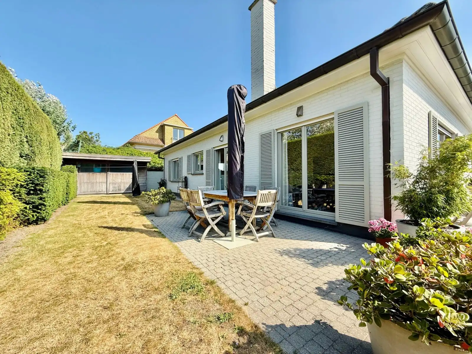 Kom levenslang genieten aan zee in deze instapklare gelijkvloerse villa op uitzonderlijke toplocatie in Oostduinkerke! foto {{pictureIndex}}