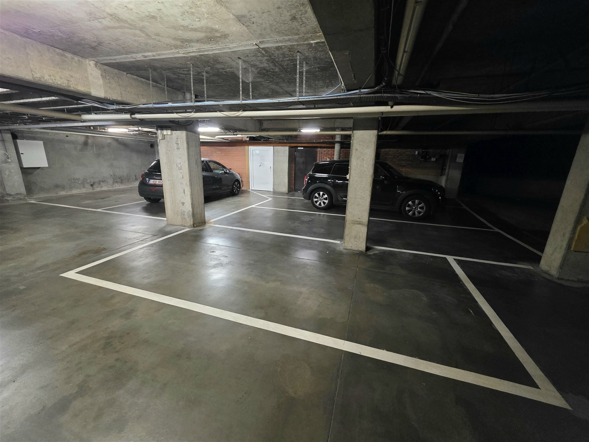 Ruim 2-slaapkamer appartement met overdekte garage. foto 18