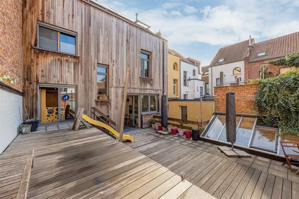 Ruime woning met dakterras en atelier foto {{pictureIndex}}