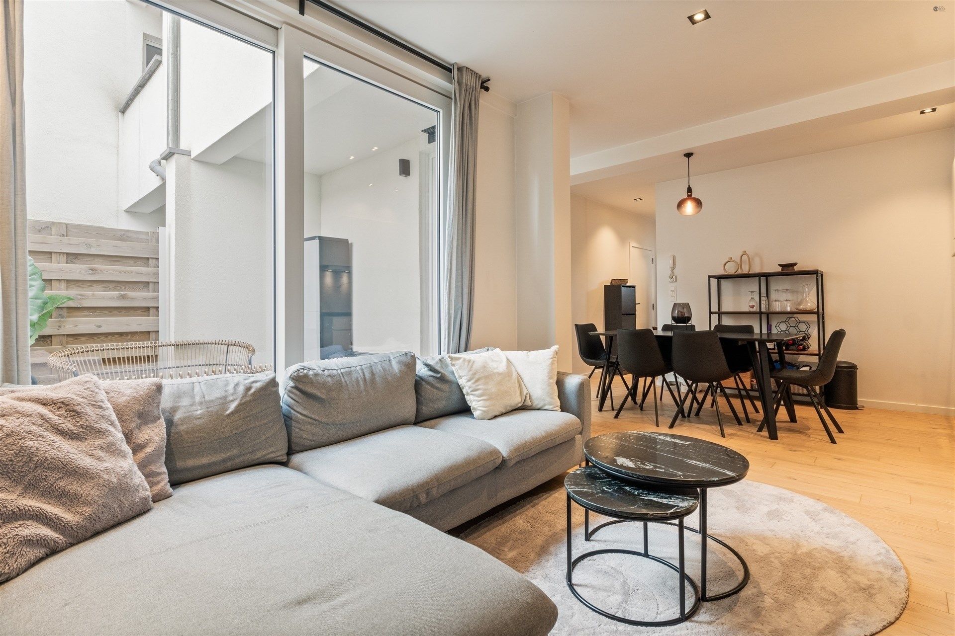 Gelijksvloers gerenoveerd appartement met binnenkoer foto 1