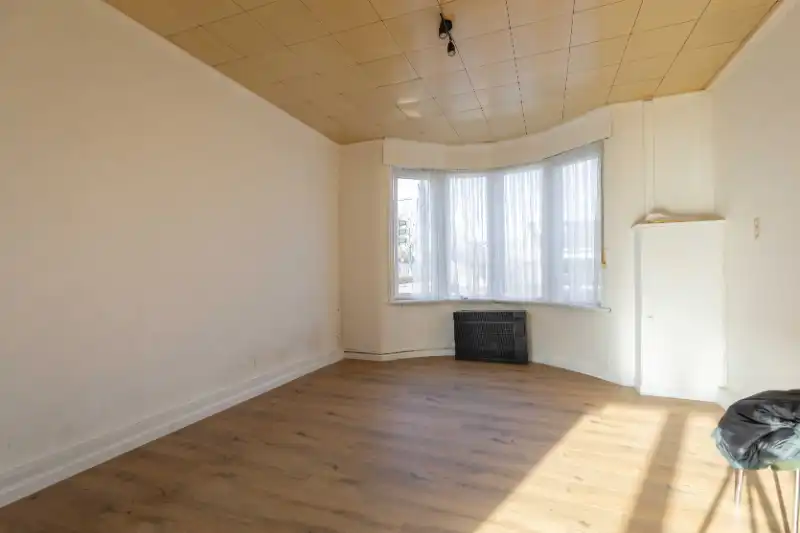 Roeselare. Opbrengsteigendom van 2 verhuurde appartementen en 1 aparte loods centraal tussen Rumbeke en Roeselare gelegen. Prijs bespreekbaar. foto 2