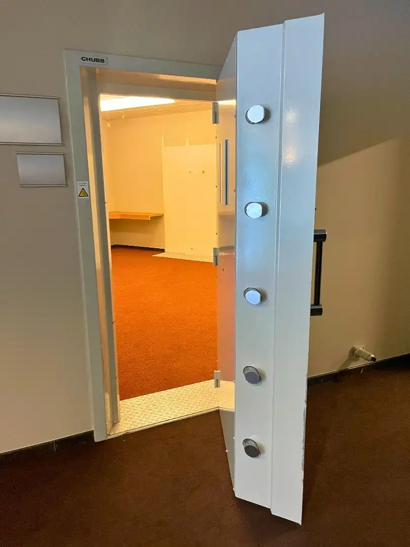 Handelsgelijkvloers 433m² met 3 parkings en kelder op commerciële topligging foto 17