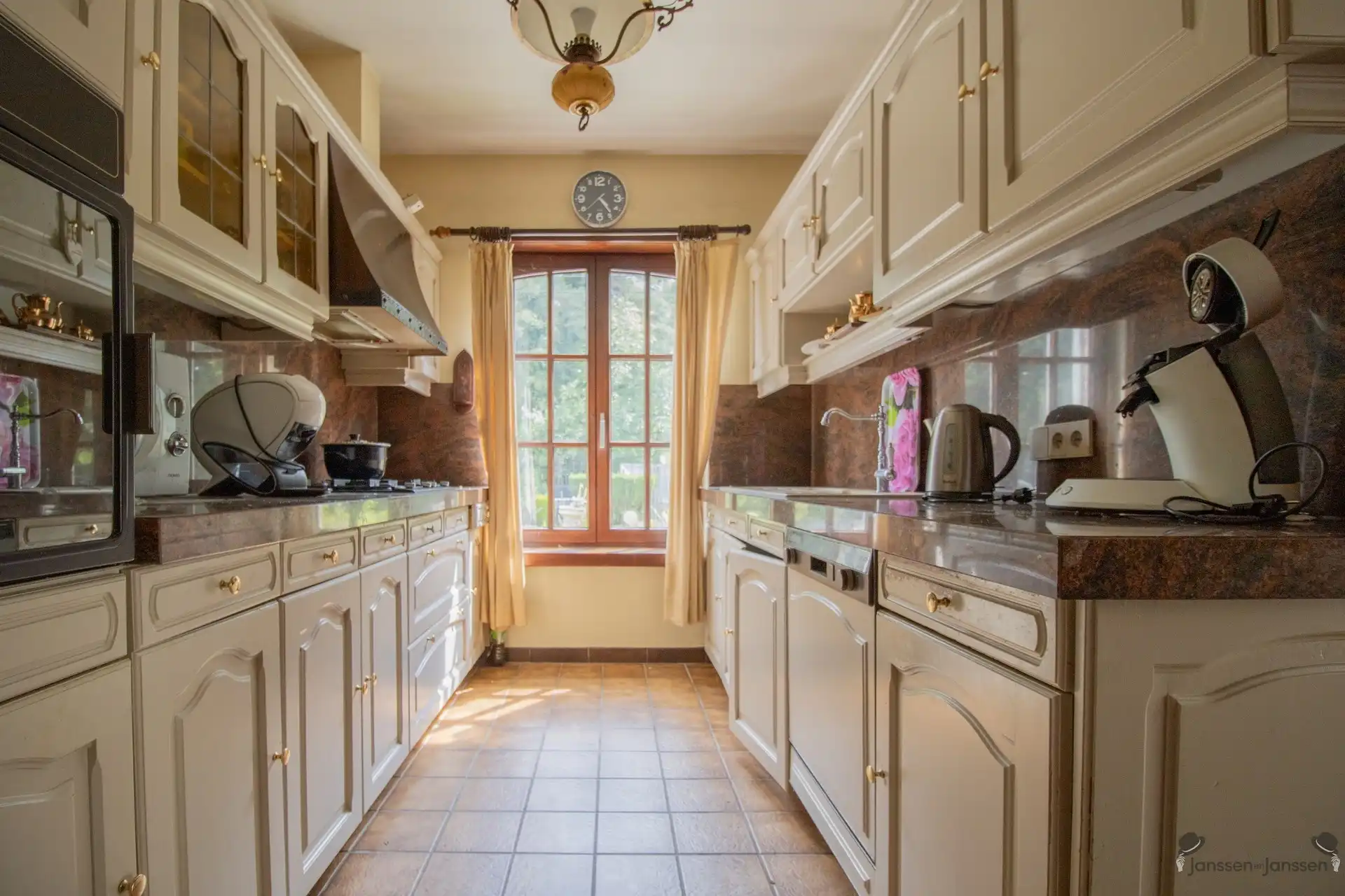 Ruime op te frissen villa met 2 keukens, 2 badkamers en min. 5 slaapkamers op 1.157 m² foto 12