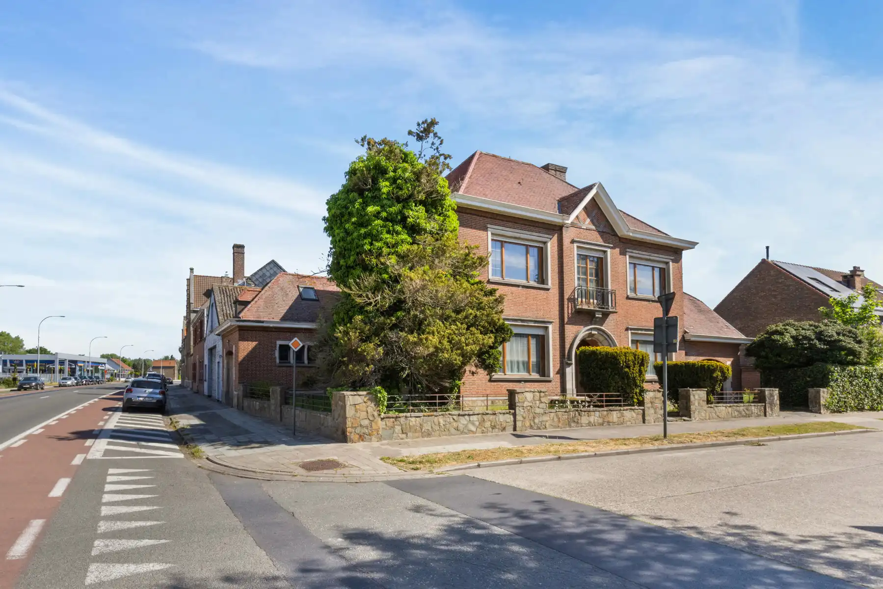 Hoofdfoto van de publicatie: Zeer ruime te renoveren burgerwoning in Brugge!