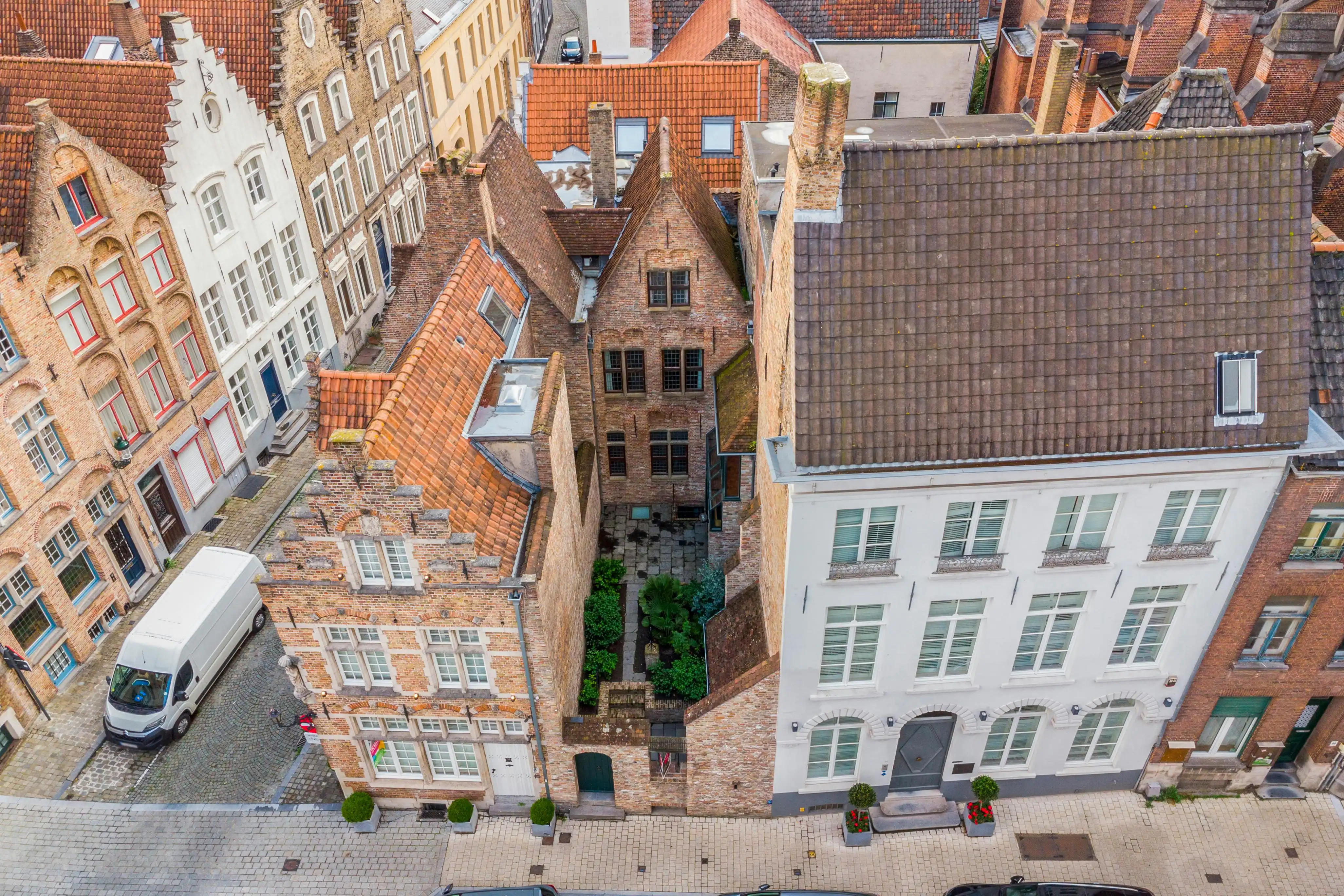 Hoofdfoto van de publicatie: Unieke beschermde stadsparel in de schilderachtige Vlamingstraat te koop